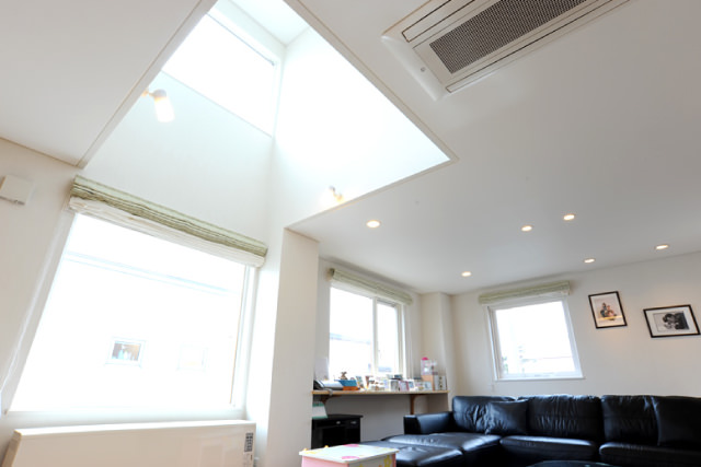 光が降り注ぐ家 リビング