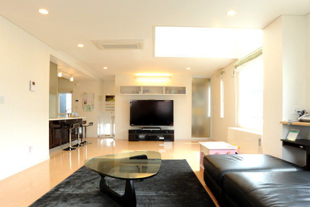 光が降り注ぐ家 リビング