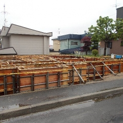 基礎工事　型枠組立て完了です。