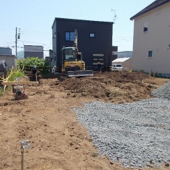 基礎工事　掘削及び砕石地業が始まりました。