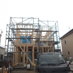 大工工事　2階から屋根までの建て込みが完了しました。