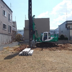 基礎工事　杭打ちが始まりました。