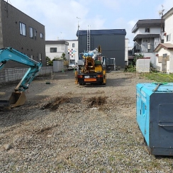 地盤改良の機材が搬入されました。