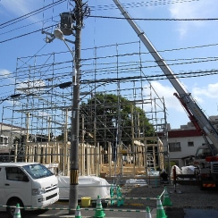 木工事　クレーンにて建て込み開始！