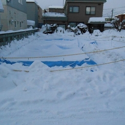 基礎工事が完了して、シートで養生中です。